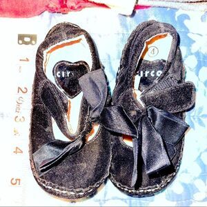 🪩 black velvet baby shoes Size 4
